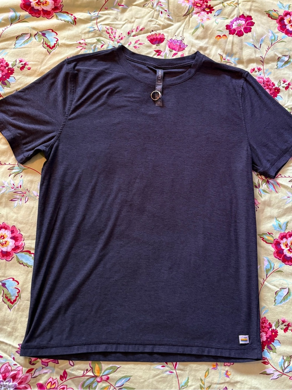 Vuori V126 Strato Tech Heather Charcoal Gray Performance Tee Shirt Men’s Medium